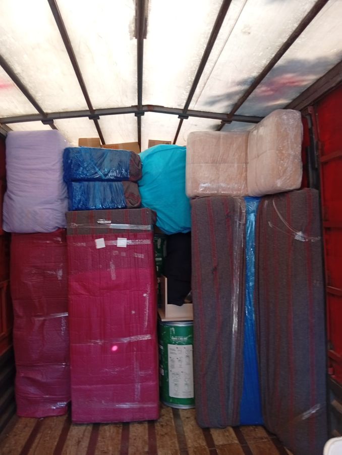 Özenle paketlenmiş eşyalarla yüklü nakliye aracı